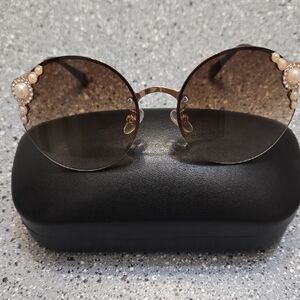 Elegant Pearl-Embellished Sunglasses